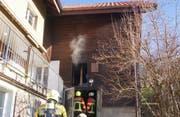 Die Feuerwehrleute löschen den Brand im Bauernhaus in Menzingen. (Bild: Zuger Polizei)