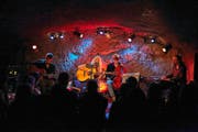 Die Subventionen des Kantons Luzern sollen zwischen grossen und kleinen Kulturbetrieben neu verteilt werden.Im Bild ein Konzert von Jaël Malli im Konzertkeller im Schtei in Sempach. (Bild: pd)