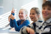Philosophie macht sichtlich Spass: Primarschülerin Lucie (links) während einer Veranstaltung der Kinderkanti an der Kantonsschule Beromünster. (Bild Eveline Beerkircher)