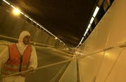 Ein Maler bei Arbeiten im Seelisbergtunnel (Symbolbild). (Archivbild UZ)