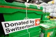 Die Kisten stehen bereit für den Verlad am Flughafen. In Zusammenarbeit mit dem Deza wurde im Mai 2015 auf dem Flughafen Zürich eine Hilfsgüterlieferung für das Erdbebengebiet in Nepal von rund 38 Tonnen Infrastruktur für die Eigenlogistik der Helferteams abgefertigt und auf ein Frachtflugzeug verladen. (Bild: Urs Flüeler/Keysteone (Zürich, 1. Mai 2015))