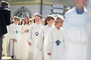 Strahlender Sonnenschein beim Einzug der Unterägerer Erstkommunikanten in die Pfarrkirche (links) und beim Auszug der Erstkommunikanten aus der Kirche St. Martin in Baar (rechts). (Bilder: Maria Schmid (8. April 2018))