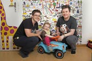 Mami Susanne und Mama Verena (v. l.) wollen, dass ihre Tochter Ronja rechtlich abgesichert ist. (Bild: freshfocus/Steffen Schmidt)