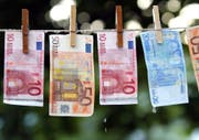 GELDSCHEIN, BANKNOTEN, EURO, WAESCHELEINE, WAESCHEKLAMMERN, SYMBOLBILD, GELD, WAEHRUNG (Bild: Achim Scheidemann/DPA)