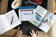 Wie früh müssen Kinder den Umgang mit elektronischen Medien lernen? (Bild: Gaëtan Bally/Keystone (Zürich, 13. März 2016))