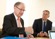 Landammann Hans Wallimann, links, und Finanzverwalter Daniel Odermatt bei der Präsentation des Budgets 2015, welches nun vom Kantonsrat genehmigt worden ist. (Bild: Corinne Glanzmann / Neue OZ)