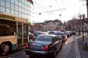 Morgendlicher Stau am Pilatusplatz: Die Spange Nord soll dereinst die Verkehrssituation in der Stadt Luzern entschärfen helfen. (Archivbild: Remo Naegeli/LZ)