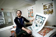 Silvan Zurbriggen zeigt in seinem Atelier in Bern seine Illustration der Mani-Matter-Geschichte «Dr Eskimo». (Bild Pius Amrein)