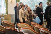 Alles muss weg: Im Hotel Palace kauften gestern Hunderte Leute Geschirr, Lampen und Stühle. (Bilder: Dominik Wunderli (Luzern, 26. Januar 2018))