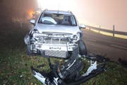 Die Frontalkollision hinterliess Spuren am Fahrzeug. (Bild: Luzerner Polizei)