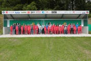 Glücklich und zufrieden. Der Nachwuchs des Skiclubs Schwendi-Langis zusammen mit den Vertretern der Sponsoren. (Bild: PD)
