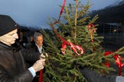 Samih Sawiris (hinten) anlässlich des Richtefests der ersten Villa in Andermatt. (Bild: Keystone)