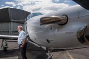 Verwaltungsratspräsident Oscar Schwenk vor dem Propellerflugzeug PC-12. (Bild: Nadia Schärli)