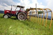 Symbolbild: Ein Landwirt bringt Gülle mit einem Schleppschlauch aus. (Bild: Nadia Schärli LZ)