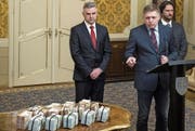 Eine Million Euro bietet Premier Robert Fico für Hinweise zum Mordfall Jan Kuciak. (Bild: Matej Kalina/Keystone (Bratislava, 27. Februar 2018))