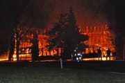 Die Scheune stand am frühen Montagmorgen in Vollbrand. (Bild: Luzerner Polizei)
