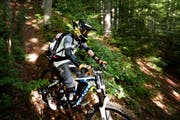 Mountainbiker in Wäldern und auf Wanderwegen sind Kantonsrat Franz Hürlimann ein Dorn im Auge. (Bild: Maria Schmid / Neue ZZ)