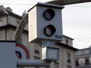 Zweimal vom gleichen Radar geblitzt: Ein 21-jähriger Freiburger war mit über 170 Stundenkilometern auf der Hauptstrasse unterwegs. (Symbolbild) (Bild: KEYSTONE/SALVATORE DI NOLFI)