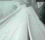 Zwei der blockierten Lastwagen beim Nordportal des Flüelertunnels. (Bild: Webcam AfBN)