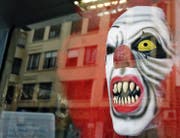 Zum Fürchten: diese gruseligen Clowns, die gar nicht zum Lachen sind. Bild: EPA/Juan Carlos (26. Oktober 2016)