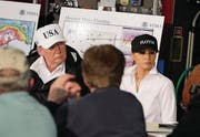 Präsidentenpaar Trump. (Bild: Evan Vucc/AP (Corpus Christi, 29. August 2017))