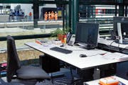 Schreibtisch mit Blick auf den Zuger Bahnhof: eine Art Kino, das täglich belebend wirkt und die Sinne schärft. (Bild Stefan Kaiser)