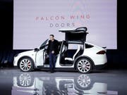Beim Tesla Model X kann die hinterste Sitzreihe bei einem Aufprall verrutschen. Das Elektrofahrzeug-Unternehmen rief deshalb 2700 Autos in die Werkstätte. (Archivbild) (Bild: KEYSTONE/AP/MARCIO JOSE SANCHEZ)