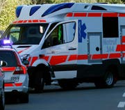 Der Rettungsdienst brachte die verletzte Person ins Spital. (Symbolbild Bote)