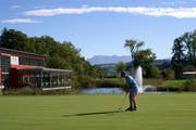 Hier im Golfpark Oberkirch werden die Schüler der Golfschule ihr Handwerk lernen. Der 12-jährige Christian versucht sich schon mal daran. (Bild: PD)