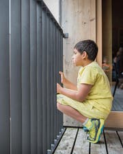Autistische Kinder brauchen viel Zuwendung. (Bild: Jil Lohse (Urnäsch, 14. Juli 2017))