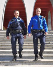 Mit der neuen Uniform und der neuen Dienstwaffe verfügen die Polizisten wieder über eine zeitgemässe Ausrüstung für ihren täglichen Einsatz. (Bild: Kapo SZ)