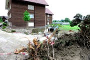 In diesem Haus in Dierikon kamen eine Frau und ihre Tochter ums Leben. (Bild: Keystone / Urs Flüeler)