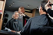 Auf dem Stuhl im Coiffeurgeschäft von Bruno Graf in Rothenburg: Reto Wyss wird von Coiffeuse Tamara Vogel frisiert. (Bild Pius Amrein)