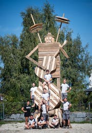 Sind bereit für das morgige Festival: Fränzi Hunkeler (links) vom Träff Schötz und Martin Eiholzer (rechts anlehnend) von der Renggli AG mit seinen Lehrlingen. (Bild: Roger Grütter (Schötz, 22. August 2017))