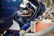 Ein Blick in die Autoproduktion bei Volkswagen im Werk im deutschen Wolfsburg. (Bild: Getty)