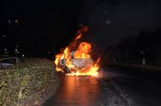 Flammen und Rauch schiessen aus dem brennenden Fahrzeug. (Bild Kantonspolizei Obwalden)