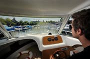Ein Bootsbesitzer fährt in den Motorboothafen Alpenquai in Luzern ein. (Bild: Pius Amrein / Neue LZ)