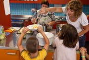 Nicht alle Kinder finden gemäss Erhebung im Kanton Zug einen Betreuungsplatz. (Bild: Keystone)