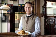 Traditionsgericht mit buntem Beigemüse: die Luzerner Fritschipastete, wie sie bei Ferdinand Zehnder im Stadtluzerner Restaurant Lapin auf den Tisch kommt. (Bild Nadia Schärli)
