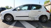 Die seitliche Kollision der beiden Autos hat deutliche Spuren hinterlassen. (Bild: Luzerner Polizei)