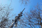 Wird bald zu einer Polycom-Antenne aufgerüstet: der Antennenmast auf dem Zugerberg. (Bild: Stefan Kaiser / Neue ZZ)