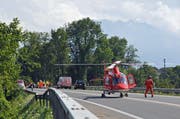 Der verheerende Unfall vom Sonntag kostete drei Menschenleben. Doch von Leitplanken will der Bund nichts wissen. (Bild: Robert Hess / Neue OZ)