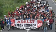 Tausende Türken folgen dem Aufruf von Kemal Kilicdaroglu, für die Gerechtigkeit und gegen Erdogan von Ankara nach Istanbul zu marschieren. (Bild: KEY (Kizilcahamam, 20. Juni 2017))