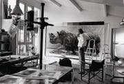 Fotografischer Perfektionist, der keinen Aufwand scheute: Burkhard 1995 in seinem Atelier. (Bild: Estate Balthasar Burkhard)