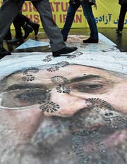 Porträt von Hassan Rohani vor der iranischen Botschaft in Paris. (Bild: Julien Mattia/Imago (4. Januar 2018))