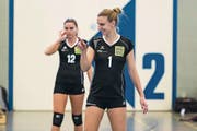Die Steinhauserinnen Alaia Adler (links) und Jessica Rügge freuen sich über einen Punktgewinn. (Bild: Roger Zbinden (14. Oktober 2017))