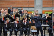 Die Harmoniemusik Kriens während ihrer Darbietung am Eidgenössischen Musikfest (links) und ein Musikant an der Grand Rue in Montreux. (Bilder Dominik Wunderli)