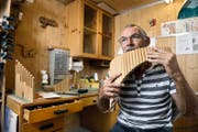Klaus Bucher (62) in seiner Werkstatt in Kerns, wo er die Instrumente selber baut. (Bild: Corinne Glanzmann)