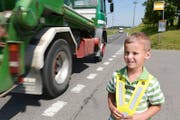 Der Kindergärtler Janis Imbach bei der Bushaltestelle an der 80er-Strecke. Hier müsste er die Strasse überqueren. (Bild Eveline Beerkircher)