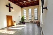 Ein Blick in die Einsegnungshalle beim Friedhof Friedental in Luzern. (Bild: Archiv LZ)